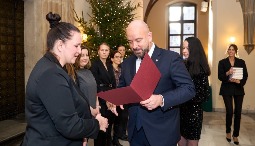 Powiększ obraz: Uroczystość złożenia ślubowania i wręczenia aktów nadania stopnia awansu zawodowego nauczyciela mianowanego - 11.12.2025