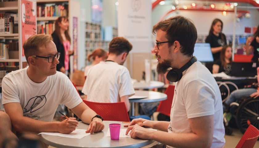 Powiększ obraz: Rozmowa podczas jednej z poprzednich edycji Żywej Biblioteki