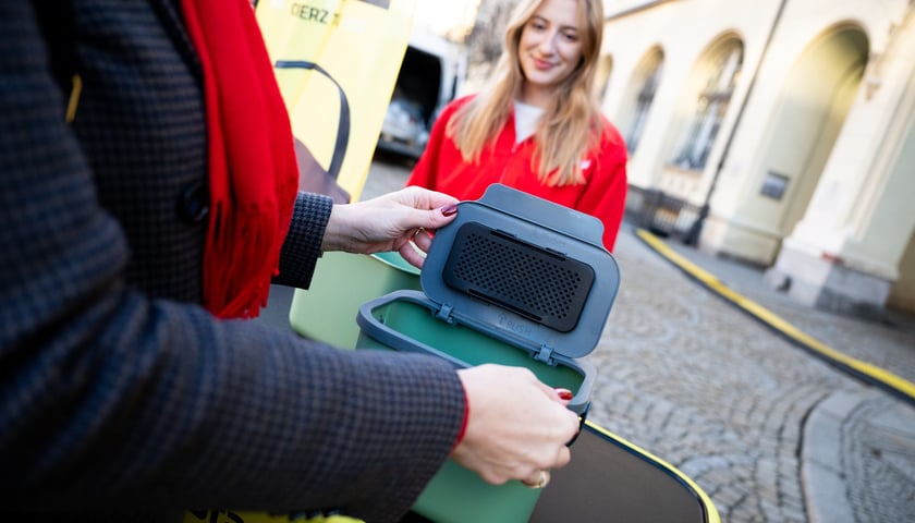 Powiększ obraz: <p>Pojemnik na bioodapdy wyposażony jest w filtr węglowy, co zapobiega wydostawaniu sie zniego zapach&oacute;w</p>