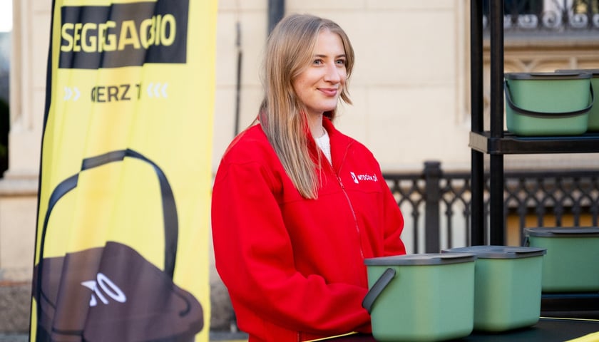 Powiększ obraz: <p>Pracownicy będą rozdawać pojemniki na bioodpady na stoiskach oznaczonych na ż&oacute;łto</p>