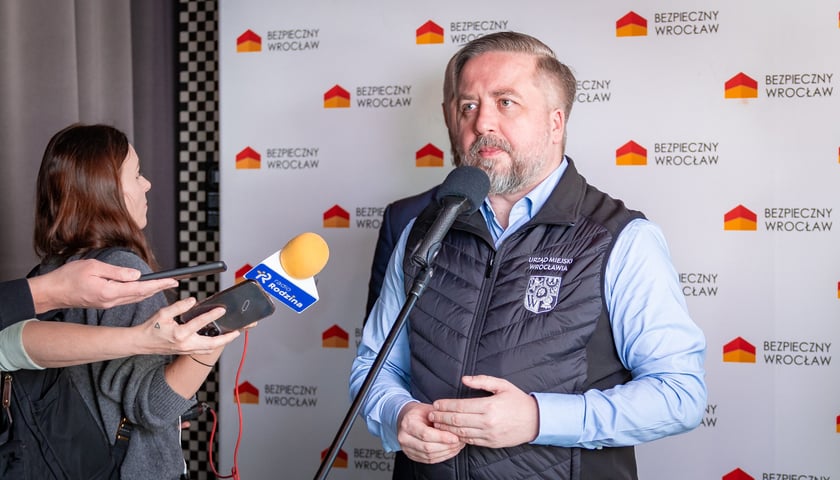 Powiększ obraz: <p>Radosław Michalski podczas konferencji prasowej na temat programu</p>