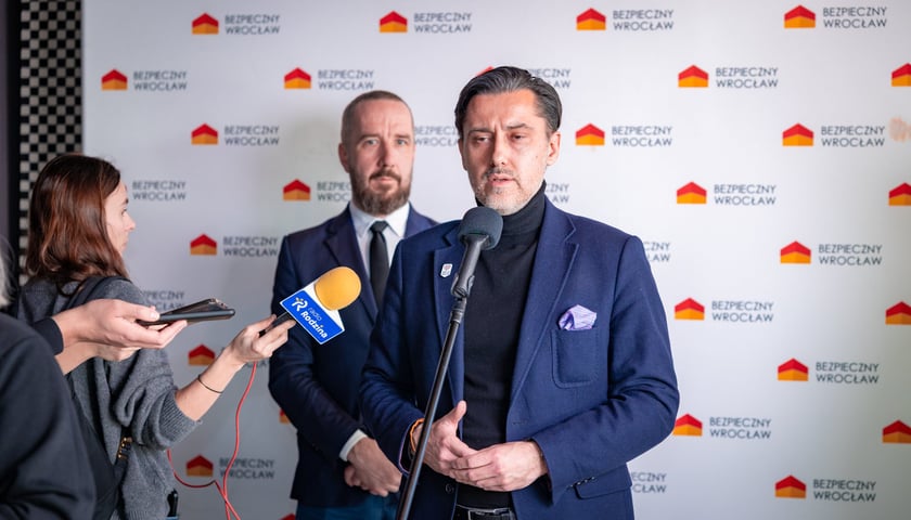 Powiększ obraz: <p>Robert Bednarski podczas konferencji prasowej na temat programu</p>
