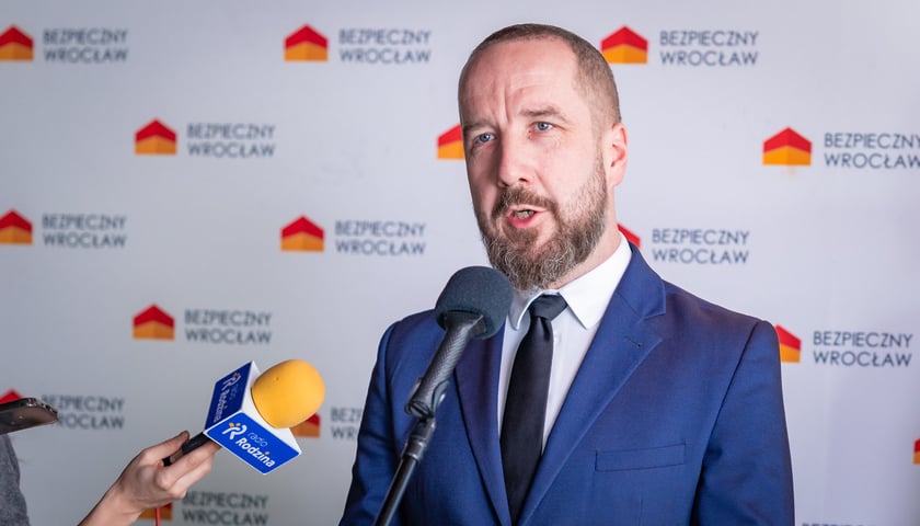 Powiększ obraz: <p>Maciej Solski podczas konferencji prasowej na temat programu</p>