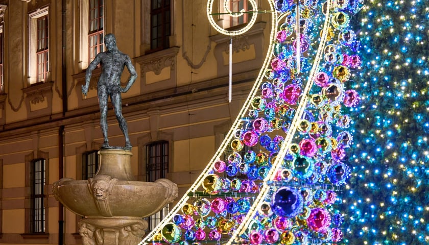 Powiększ obraz: <p>Choinka rozświetla Plac Uniwersytecki</p>