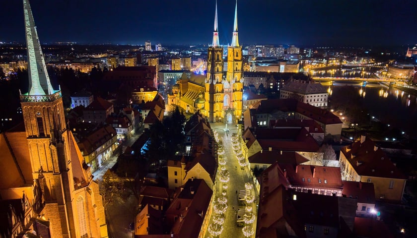 Powiększ obraz: <p>Ostr&oacute;w Tumski wygląda przed świętami jak baśniowa kraina</p>