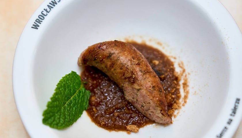 Powiększ obraz: <p>Warsztaty kulinarne w Restauracji Wrocławskiej &ndash; Dumny Henryk, czyli kiełbasa w wyjątkowej odsłonie</p>