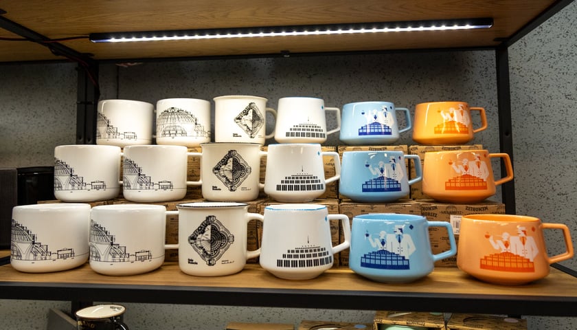 Powiększ obraz: Kubki dostępne w sklepiku Visitor Centre