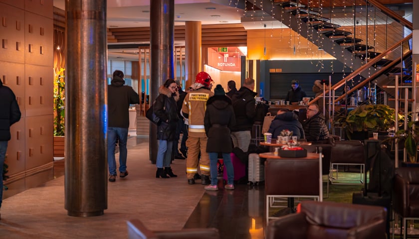 Powiększ obraz: <p>Pożar w hotelu Plaza przy ul. Drobnera</p>