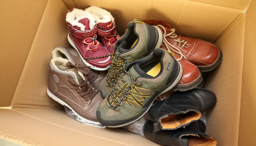 Powiększ obraz: <p>Wśr&oacute;d but&oacute;w są też te dziecięce, ale r&oacute;wnież zorganizowano zbi&oacute;rkę ciepłej odzieży</p>