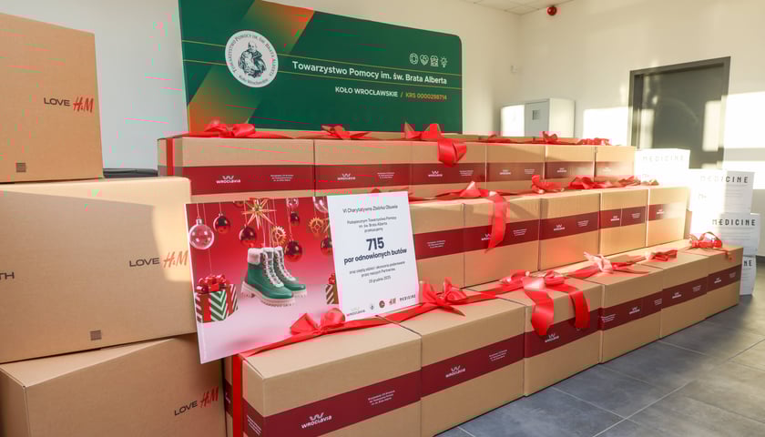 Powiększ obraz: <p>715 par but&oacute;w odnowiła ekipa zakładu szewskiego "Jak Nowe"</p>