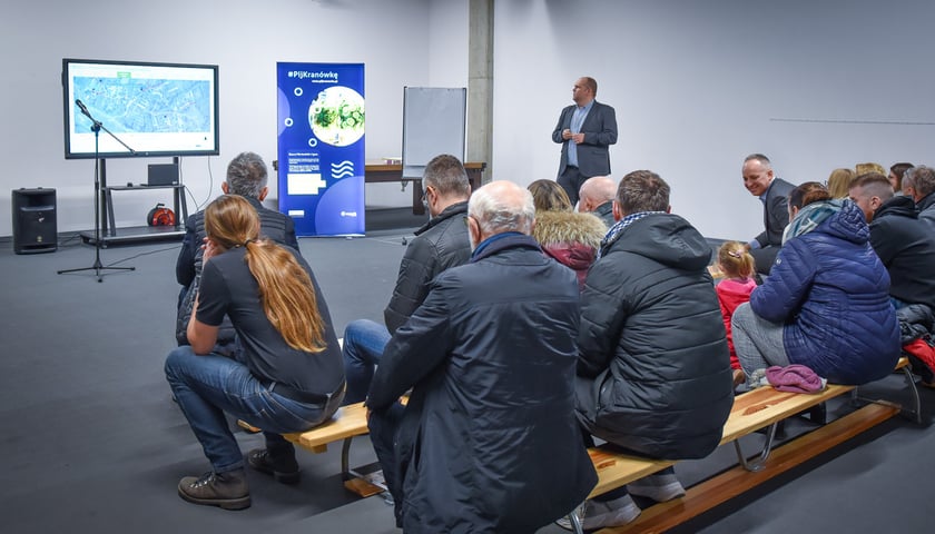 Powiększ obraz: <p>Spotkanie z mieszkańcami poświęcone budowie kanalizacji na Kłokoczycach. KGHM Ślęza Arena, Wrocław, 18.12.2025</p>