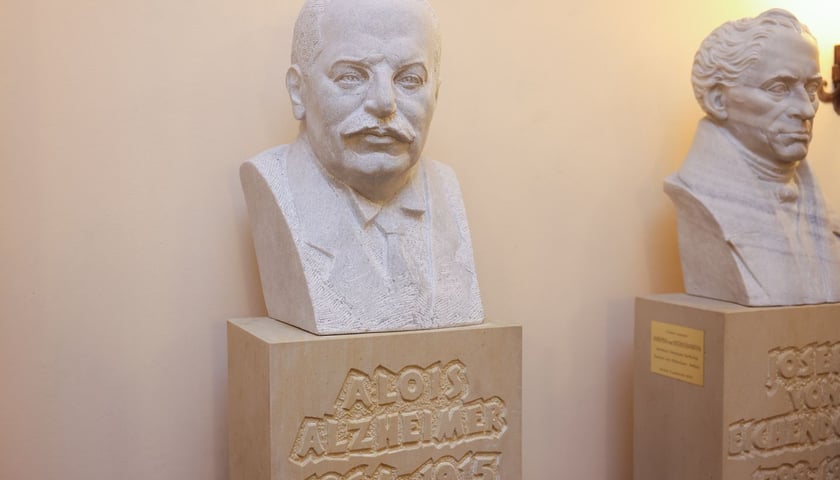 Powiększ obraz: <p>Uroczystość odsłonięcia popiersia prof. Alzheimera w Ratuszu</p>