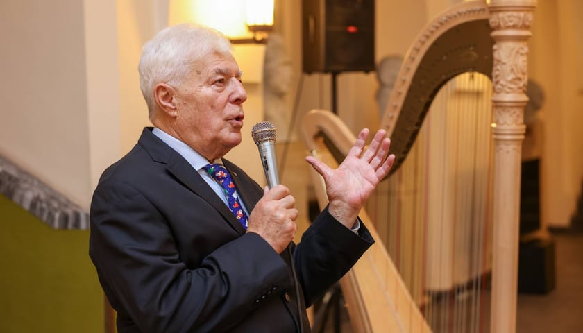 Powiększ obraz: <p>Uroczystość odsłonięcia popiersia prof. Alzheimera w Ratuszu</p>