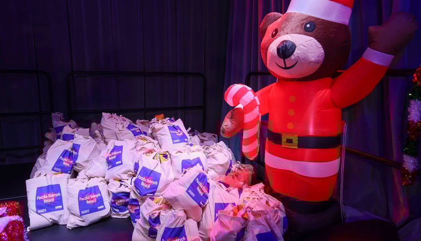 Paczki Dobrych Relacji w w siedzibie fundacji dla dzieci Zobacz Mnie przy ul. Bolkowskiej, 22 grudnia 2025