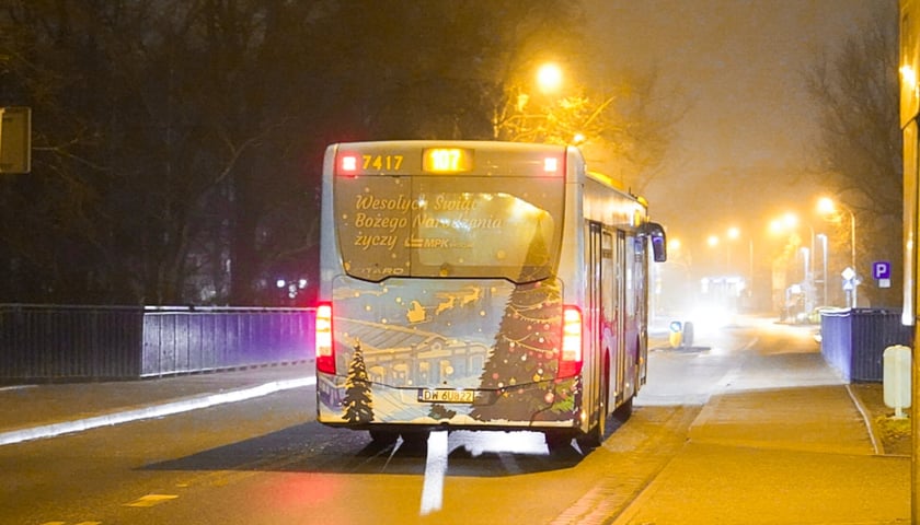 Powiększ obraz: Świąteczny autobus MPK Wrocław
