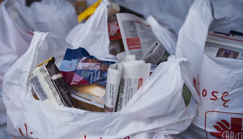 Powiększ obraz: Świąteczne paczki z żywnością dla najuboższych mieszkańców Wrocławia - 24.12.2025