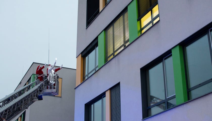 Powiększ obraz: Mikołaj machający do dzieci ze szpitala