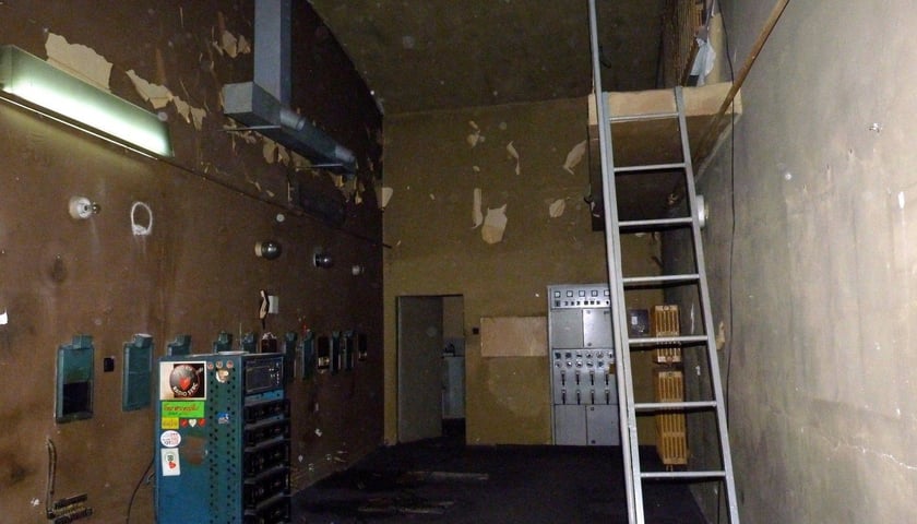 Powiększ obraz: Budynek po kinie Lwów w 2022 roku (zdjęcie dzięki uprzejmości osób prowadzących profil FB Introwertyczny Wrocław i jego dzikie okolice)