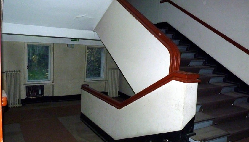 Powiększ obraz: Budynek po kinie Lwów w 2022 roku (zdjęcie dzięki uprzejmości osób prowadzących profil FB Introwertyczny Wrocław i jego dzikie okolice)