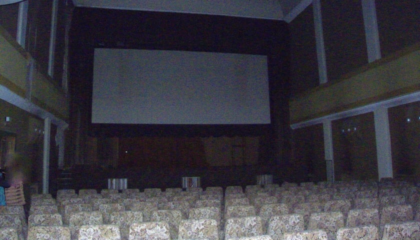 Powiększ obraz: Budynek po kinie Lwów w 2022 roku (zdjęcie dzięki uprzejmości osób prowadzących profil FB Introwertyczny Wrocław i jego dzikie okolice)