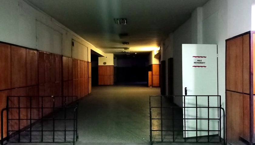 Powiększ obraz: Budynek po kinie Lwów w 2022 roku (zdjęcie dzięki uprzejmości osób prowadzących profil FB Introwertyczny Wrocław i jego dzikie okolice)