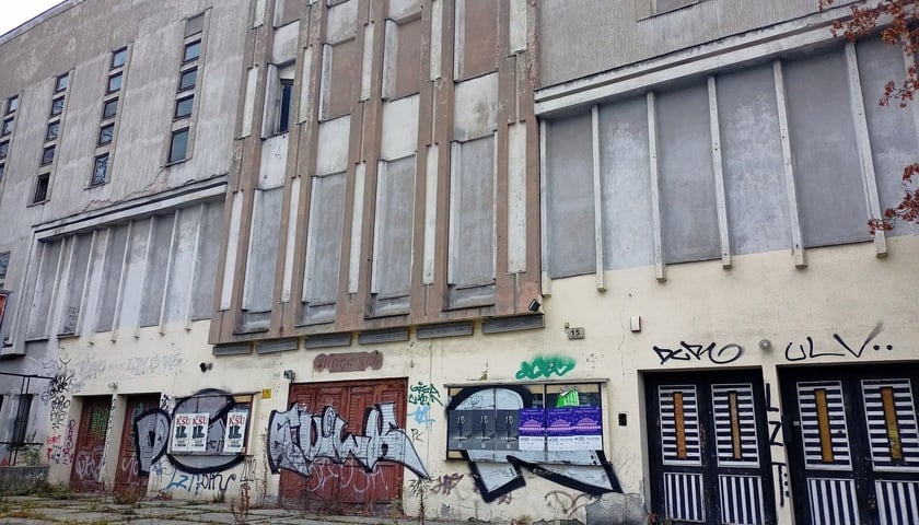 Powiększ obraz: Budynek po kinie Lwów w 2022 roku (zdjęcie dzięki uprzejmości osób prowadzących profil FB Introwertyczny Wrocław i jego dzikie okolice)