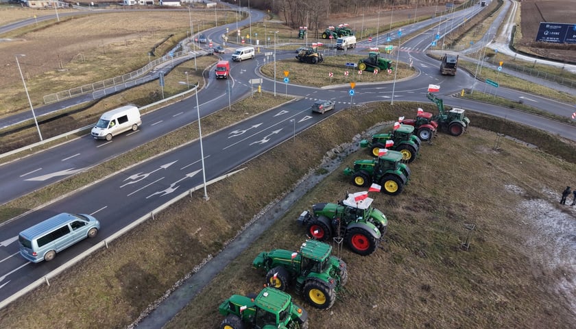 Powiększ obraz: Protest rolników przy rondzie Ochotniczych Straży Pożarnych na Wschodniej Obwodnicy Wrocławia na wysokości miejscowości Kiełczówek w pobliżu wrocławskiego Wojnowa