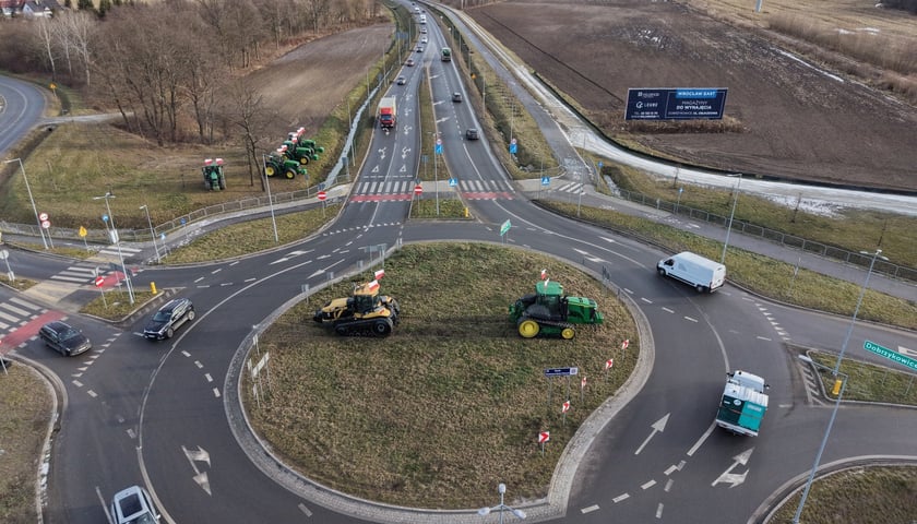 Powiększ obraz: Protest rolników przy rondzie Ochotniczych Straży Pożarnych na Wschodniej Obwodnicy Wrocławia na wysokości miejscowości Kiełczówek w pobliżu wrocławskiego Wojnowa