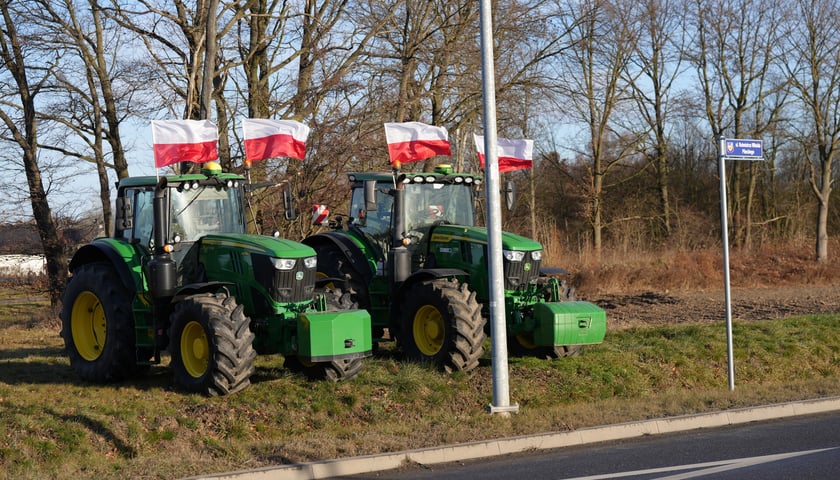 Powiększ obraz: Protest rolników przy rondzie Ochotniczych Straży Pożarnych na Wschodniej Obwodnicy Wrocławia na wysokości miejscowości Kiełczówek w pobliżu wrocławskiego Wojnowa