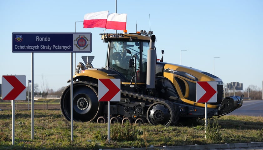 Powiększ obraz: Protest rolników przy rondzie Ochotniczych Straży Pożarnych na Wschodniej Obwodnicy Wrocławia na wysokości miejscowości Kiełczówek w pobliżu wrocławskiego Wojnowa
