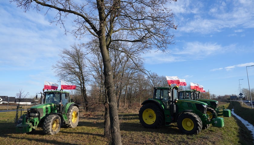 Powiększ obraz: Protest rolników przy rondzie Ochotniczych Straży Pożarnych na Wschodniej Obwodnicy Wrocławia na wysokości miejscowości Kiełczówek w pobliżu wrocławskiego Wojnowa