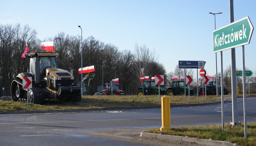 Powiększ obraz: Protest rolników przy rondzie Ochotniczych Straży Pożarnych na Wschodniej Obwodnicy Wrocławia na wysokości miejscowości Kiełczówek w pobliżu wrocławskiego Wojnowa