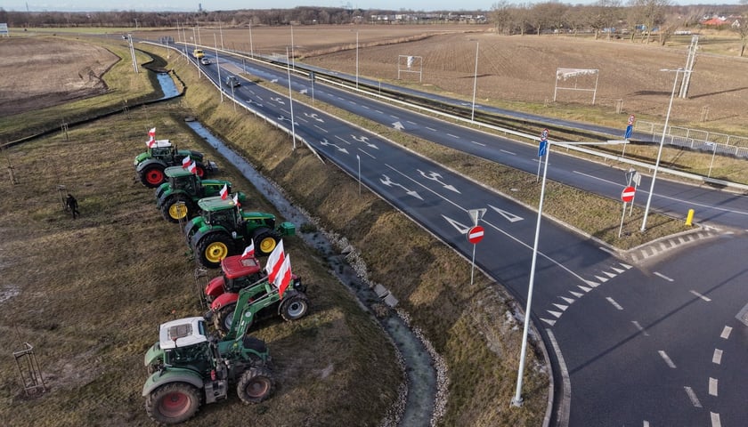 Powiększ obraz: Protest rolników przy rondzie Ochotniczych Straży Pożarnych na Wschodniej Obwodnicy Wrocławia na wysokości miejscowości Kiełczówek w pobliżu wrocławskiego Wojnowa