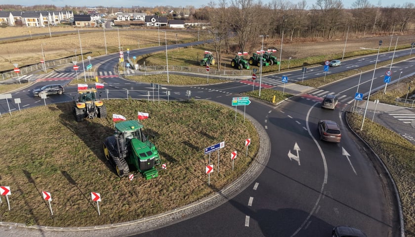 Powiększ obraz: Protest rolników przy rondzie Ochotniczych Straży Pożarnych na Wschodniej Obwodnicy Wrocławia na wysokości miejscowości Kiełczówek w pobliżu wrocławskiego Wojnowa