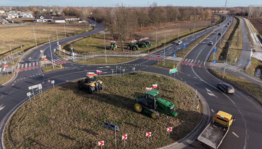 Powiększ obraz: Protest rolników przy rondzie Ochotniczych Straży Pożarnych na Wschodniej Obwodnicy Wrocławia na wysokości miejscowości Kiełczówek w pobliżu wrocławskiego Wojnowa