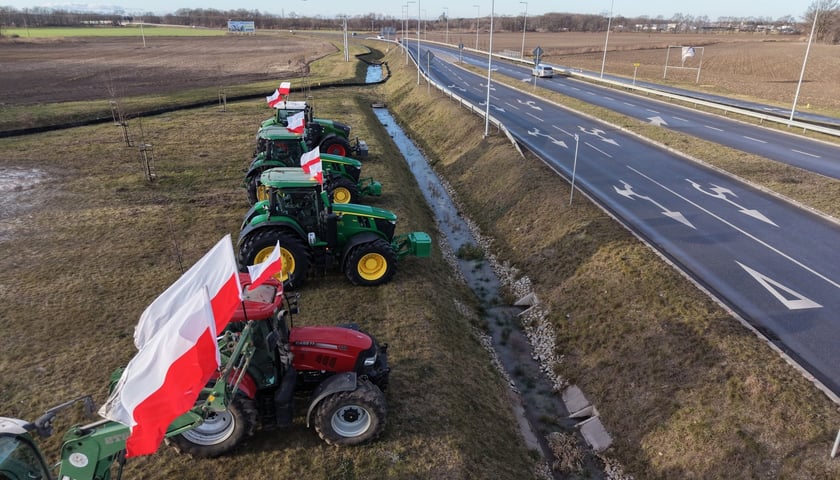 Powiększ obraz: Protest rolników przy rondzie Ochotniczych Straży Pożarnych na Wschodniej Obwodnicy Wrocławia na wysokości miejscowości Kiełczówek w pobliżu wrocławskiego Wojnowa
