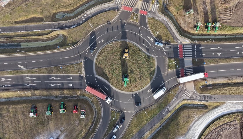 Powiększ obraz: Protest rolników przy rondzie Ochotniczych Straży Pożarnych na Wschodniej Obwodnicy Wrocławia na wysokości miejscowości Kiełczówek w pobliżu wrocławskiego Wojnowa