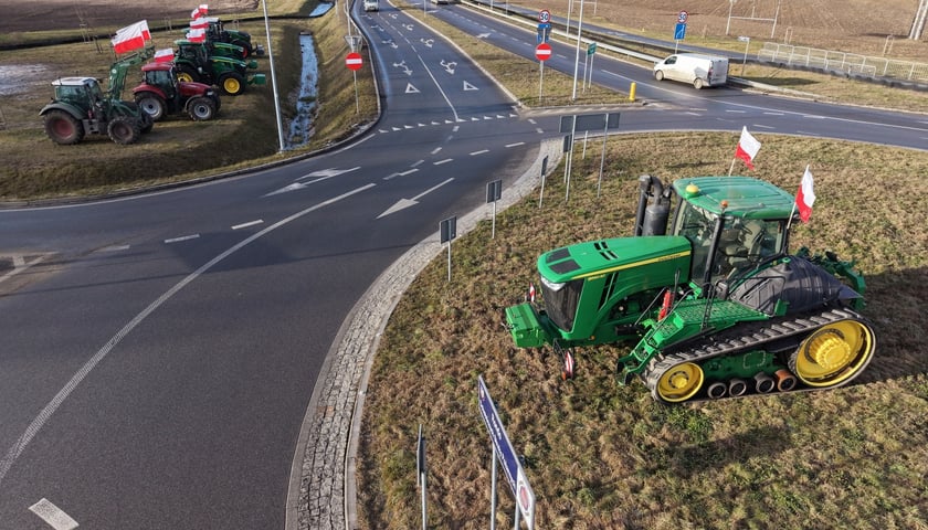 Powiększ obraz: Protest rolników przy rondzie Ochotniczych Straży Pożarnych na Wschodniej Obwodnicy Wrocławia na wysokości miejscowości Kiełczówek w pobliżu wrocławskiego Wojnowa