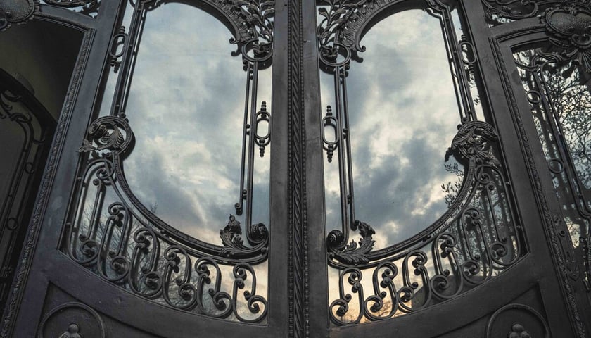 Powiększ obraz: <p>Brama jednej z kamienic przy Podwalu, zdjęcie ilustracyjne</p>