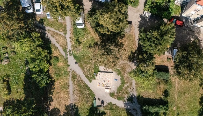 Powiększ obraz: <p>To ponad 1,7 ha powierzchni, na kt&oacute;rej stanie m.in. zewnętrzna siłownia czy boisko sportowe</p>