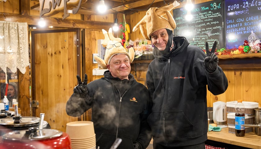 Powiększ obraz: Pan Adam ze współpracownikiem. Sylwester na wrocławskim jarmarku w Rynku