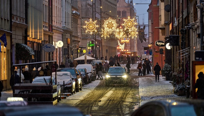 Powiększ obraz: Stare Miasto we Wrocławiu pod śniegiem 31 grudnia 2025
