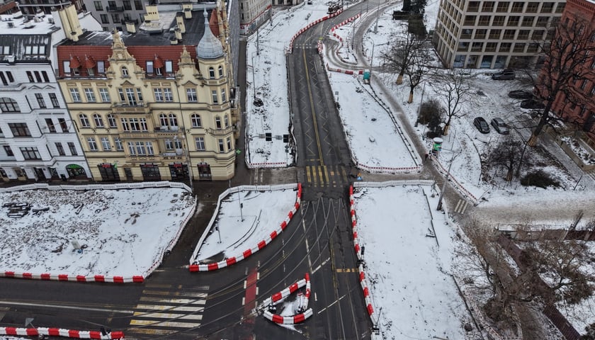 Powiększ obraz: Opustoszały Wrocław w noworoczne przedpołudnie 1 stycznia 2026 roku