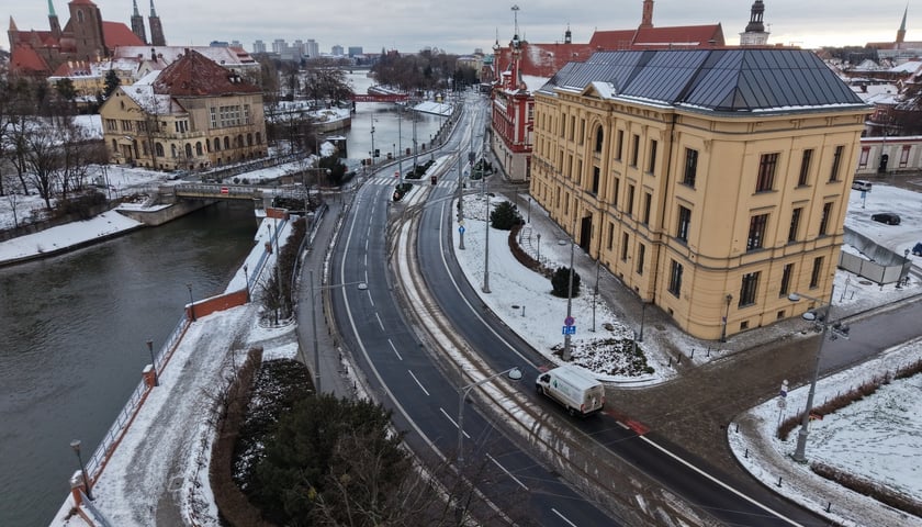 Powiększ obraz: Opustoszały Wrocław w noworoczne przedpołudnie 1 stycznia 2026 roku