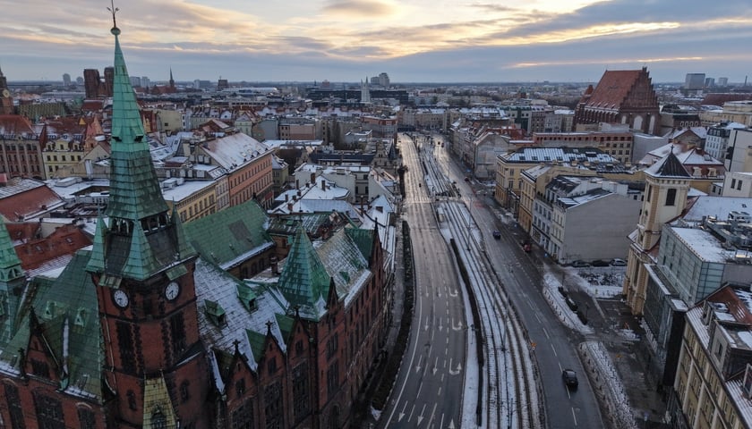 Powiększ obraz: Opustoszały Wrocław w noworoczne przedpołudnie 1 stycznia 2026 roku