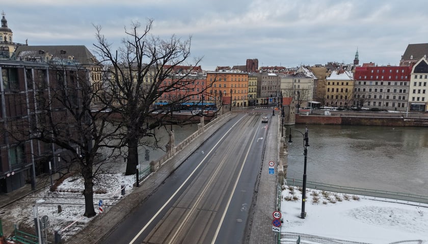 Powiększ obraz: Opustoszały Wrocław w noworoczne przedpołudnie 1 stycznia 2026 roku