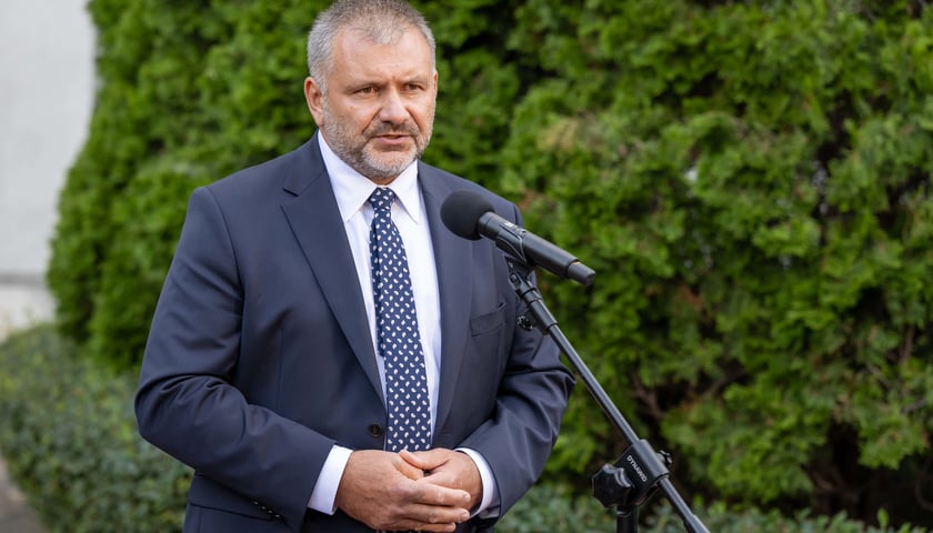 Powiększ obraz: <p>Nie ma przyzwolenia na przemoc wobec os&oacute;b, kt&oacute;re pomagają innym - m&oacute;wił minister sprawiedliwości Waldemar Żurek</p>