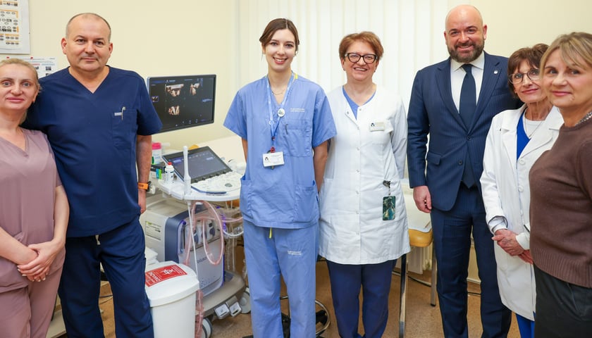 Powiększ obraz: Przekazanie sprzętu w USK przy ul. Borowskiej. Na zdjęciu m.in. Jacek Sutryk, prezydent Wrocławia oraz dr hab. n. med. Tomasz Fuchs, kierownik Katedry i Kliniki Ginekologii - konferencja prasowa 7.01.2026