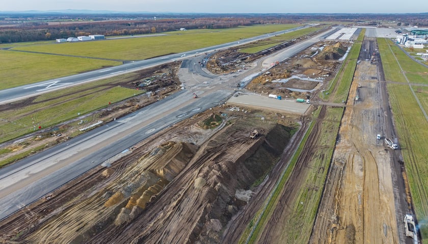 Powiększ obraz: <p>Przerwa w lotach trwała 40 dni. Mimo to, wzrost liczby pasażer&oacute;w względem zeszłego roku wynosi p&oacute;ł miliona</p>