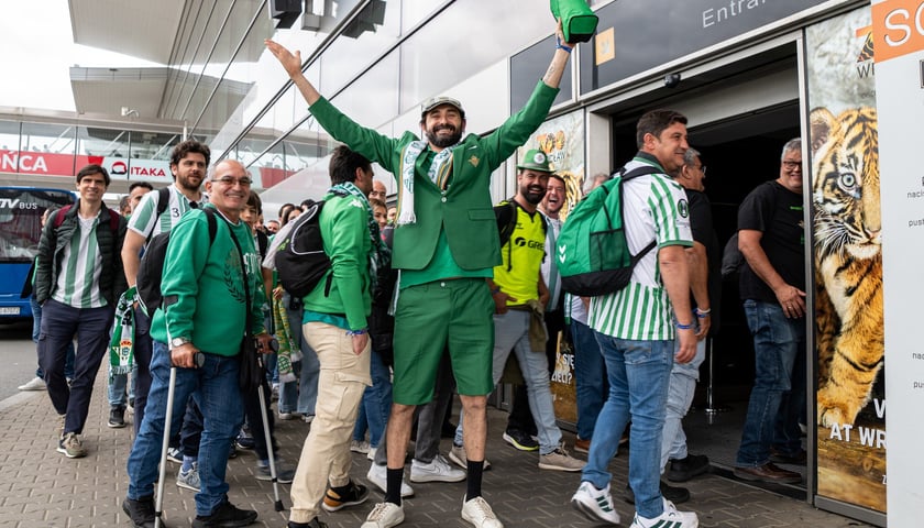 Powiększ obraz: <p>W maju bardzo sprawnie obsłużyliśmy kibic&oacute;w z Hiszpanii i Wielkiej Brytanii, kt&oacute;rzy przylecieli do Wrocławia na finał Ligi Konferencji UEFA - przypomina Karol Przywara</p>